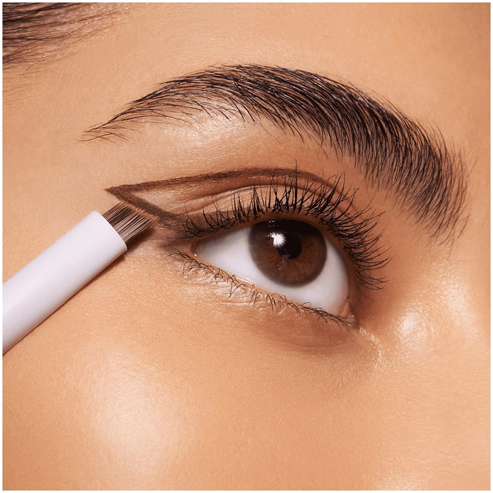 Essence Brush Eyeliner 01 Just Wing It - Image 3